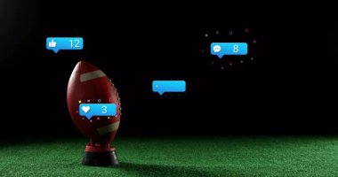 Animasyonda, topu olan Amerikalı futbolcu sosyal medya bildirimleri alıyor. Spor, atlet, sosyal ağ, dijital, iletişim, teknoloji