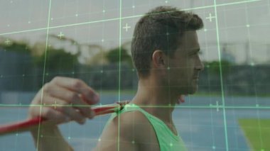 Spor sahasında dijital animasyon kaplamalı cirit atan bir sporcu. Atletizm, yarışma, koşu ve saha, antrenman, spor