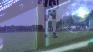 Dijital veri ve renkli ışık animasyonu ile sahada futbolcu. teknoloji, spor, atlet, performans, analitik, yenilik