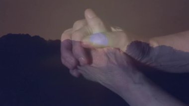 Gün batımında ellerini dağ siluetinin üzerine koymak animasyon etkisi yaratır. jest, manzara, bağlantı, uyum