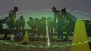 Futbolcular sahada dijital radar animasyonlarıyla pratik yapıyorlar. Spor, atletizm, rekabet, uygulama, eğitim, hareket