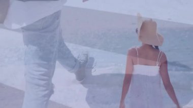 Suyun yanında duran, beyaz elbiseli ve gölgeli şapkalı bir çocuk. Açık hava, moda, çocukluk, güneş ışığı, doğa, yaz