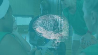 Spor salonunda, basketbol oyuncuları beyin hologramının animasyonuyla strateji oluşturuyorlar. Takım çalışması, strateji, spor, teknoloji, yenilik, liderlik