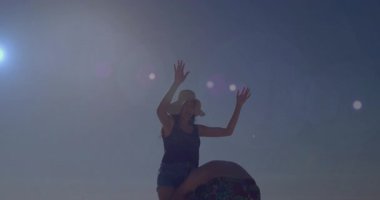 Omuzlarında bir kadın, kumsalda parlak güneş animasyonunun tadını çıkaran bir adam. Tatil, yaz, eğlence, eğlence, kaygısız, çift