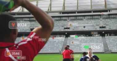 Rugby oyuncuları sahadaki sosyal medya bildirimlerinin animasyonuyla uğraşıyorlar. Spor, takım çalışması, dijital, teknoloji, etkileşim, rekabet