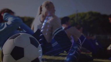 Futbolcular sahada DNA ipliği animasyonu ile dinleniyorlar. Sporcu, spor, genetik, araştırma, fitness, biyoloji