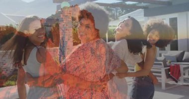 Sarılma ve gülümseme, dört kadın dağ manzarası animasyonuyla dışarıda. Arkadaşlar, macera, seyahat, mutluluk, bağ, doğa