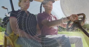 Soyut bir animasyon örtüsüyle golf arabasına binen iki kişi. Ulaşım, eğlence, araç, eğlence