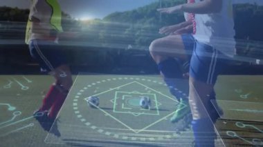Animasyon dijital veri örtüşen futbol oyuncuları sahada pratik yapıyor. Sporcular, spor, teknoloji, eğitim, yarışma