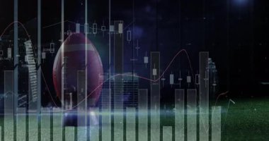 Finansal grafiklerin animasyonu ve futbol sahnesi geceleri şehir manzarası üzerinde birleşiyor. Finans, ekonomi, spor, analitik, şehir, gece vakti
