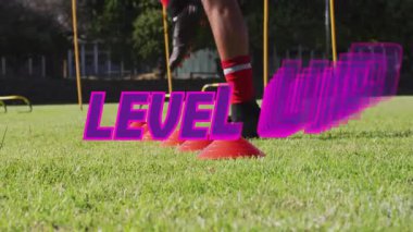 Futbolcu, metin animasyonunda çeviklik tatbikatı yapıyor. Sporcu, antrenman, spor, egzersiz, hareket