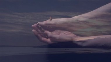 Kum tutuyor, akşam karanlığında sakin plajda animasyon efekti yapıyor. Deniz kenarı, sükunet, alacakaranlık, rahatlama, kıyı manzarası