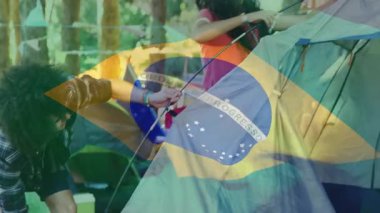 Ormanda çadır kurmak, Brezilya bayrağı taşıyan insanlar, animasyon yaratmak. Kamp, vahşi doğa, macera, yürüyüş, takım çalışması, doğa.