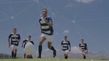 Kicking ball, çizgili üniformalı futbol oyuncularının ağ bağlantıları üst üste geliyor. Futbol, takım çalışması, dijital, bağlantı, spor, teknoloji