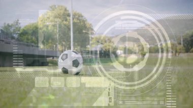 Futbol topunu sahada tekmelemek, oyuncunun dijital animasyon arayüzü ile etkileşimi. teknoloji, artırılmış gerçeklik, spor, etkileşimli, atlet, yenilik
