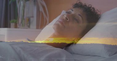 Huzur içinde dinlenen kadın, huzurlu günbatımı animasyon geçmişiyle hastane yatağında yatıyor. Sağlık, iyileşme, sükunet