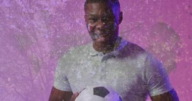 Gülümseyen adamı pembe arka planda gösteren dünya haritasının dijital animasyonu. Küresel, bağlantı, ağ, haritalama, teknoloji, soyut