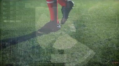 Futbolcu dijital veri işleme animasyonu ile topa vuruyor. Spor, teknoloji, yenilik, atlet, analitik, performans