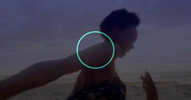 Mavi nokta desenli animasyon kaplamalı kumsalda el ele tutuşan çift. Aşk, ilişki, tatil, sahil şeridi, yaz, aşk