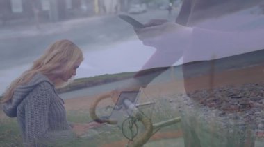 Açık havada dizüstü bilgisayar kullanan, elinde akıllı telefon tutan bir kadın. Teknoloji, dijital, bağlantı, etkileşim, iletişim, yenilik