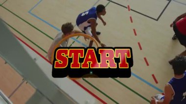Sahne üzerinde START metin animasyonu olan basketbol oyuncuları sahada. Yarışma, takım çalışması, spor, sporcular, oyun, aksiyon
