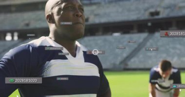 Futbolcular sahada hareketlerini kaplayan veri işleme animasyonlarıyla. Spor, teknoloji, analitik, performans, hareket, izleme