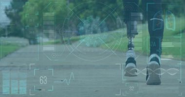 Dijital sağlık verileri ve analizleriyle yolda koşan koşucu animasyonu örtüyor. Fitness, teknoloji, egzersiz, açık hava, giyilebilir, performans