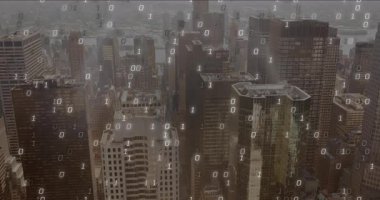 Yüksek binalar ve gökdelenlerle şehir manzarası üzerinde ikili kod animasyonu. Teknoloji, dijital, kodlama, gelecek, yenilik, veri