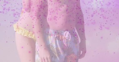 Plajda, mor baloncuklarla çevrili insanlar rahatlatıcı sahnedeki animasyonlar. Tatil, rahatlama, rahatlama, okyanus, sükunet, dijital sanat