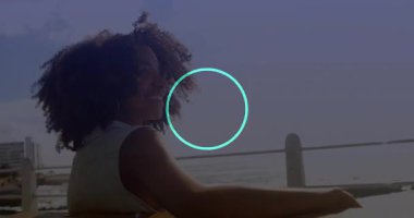 Gülümseyen kadın mavi nokta desenli animasyon ile dışarıda oturuyor. Mutlu, dijital, teknoloji