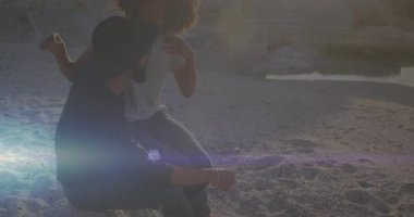 Şapka ayarlamak, gün batımı animasyon sahnesinde kumlu sahilde oturan kadın. Rahatlama, tatil, eğlence, moda, okyanus, sükunet