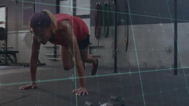 Spor salonunda egzersiz yapan, dijital şebeke animasyonuyla egzersiz yapan bir kadın. Fitness, technology, virtual, training, futuristic, innovation