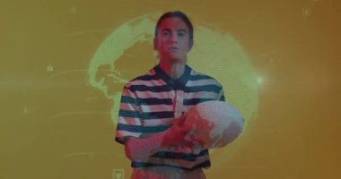 Okuldaki dijital küre ve veri simgelerinin animasyonuyla topu tutuyor. Teknoloji, eğitim, yenilik, ağ, bağlantı, sınıf