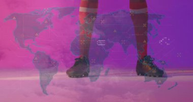 Canlandırılmış dünya haritasının başında duran futbolcu veri görselleştirme elementlerini izliyor. atlet, spor, analiz, teknoloji, küresel