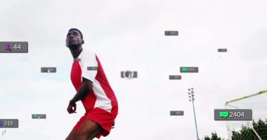 Akrobatik tekme atan, sosyal medya ikonlarının animasyonuyla çevrili bir sporcu. akrobasi, dijital, teknoloji, dinamik, eylem, hareket