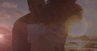 Gün batımında yıldızlı gökyüzü animasyonuyla öpüşen çifti kucaklamak. Aşk, kucak, aşk, tutku