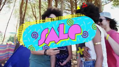 Renkli indirimli animasyon kaplamalı telefona bakan bir grup arkadaş. Alışveriş, indirim, perakende, sosyal medya, iletişim, teknoloji