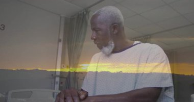 Günbatımı manzara animasyonu hastane önlüğü giyen yaşlı bir adamın üzerini örtüyor. Sahne, alacakaranlık, son sınıf, sağlık, tıbbi, hasta