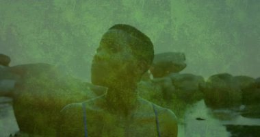 Mavi mayo giymiş, soyut yeşil animasyon dokusuna sahip biri. Moda, dijital, yaratıcı