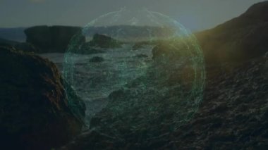 Günbatımında okyanus, kayalık kıyı şeridini çevreleyen dijital ağ animasyonuyla. Teknoloji, bağlantı, doğa, yenilik, deniz, manzara