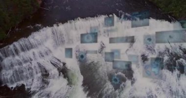 Animasyonda şelale sahnesini kaplayan verileri ve grafikleri gösteren dijital ekranlar. Teknoloji, veri görselleştirme, fütüristik, doğa, çevre, yenilik