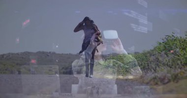 Kırsal yolda dijital arayüz animasyonu ile yürüyen bir kadın. Teknoloji, yenilik, artırılmış gerçeklik, fütüristik, bağlantı, hareket