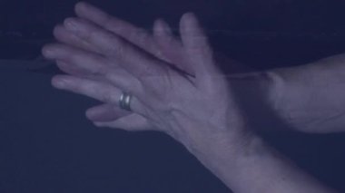 Huzurlu manzaranın üzerinde ellerini çırpmak, arka planda günbatımının animasyonu. Birlik, sükunet, alacakaranlık, doğa, uyum, huzur