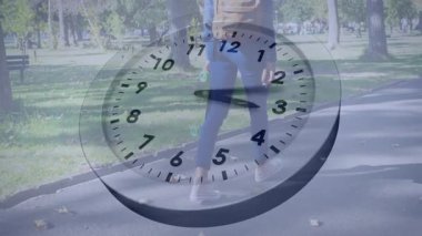 Güneşli bir günde parkta yürüyen biri için saat yüz animasyonu. Zaman, doğa, açık hava, yaşam tarzı, rahatlama, aktivite