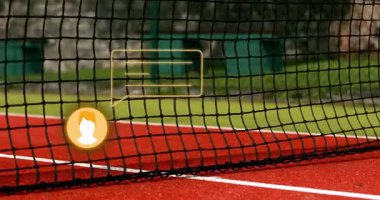 İnternet ve kırmızı yüzey üzerinde sohbet baloncuğu animasyonu olan tenis kortu. spor, iletişim, dijital, etkileşim, ağ oluşturma, sohbet