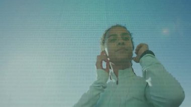 Kulaklıkları ayarlamak, okul arka planında ikili kod animasyonu olan biri. Teknoloji, dijital, kodlama, programlama, eğitim, elektronik