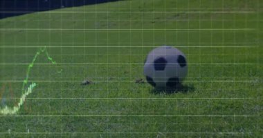 Futbol topunu tekmelemek, ekranda finansal grafik animasyonu olan bir oyuncu. finans, teknoloji, yenilik, dijital, spor, analitik