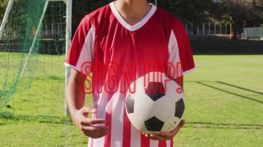 Futbol topu tutuyor, imzalı adam! Okul saha animasyonu üzerine metin kaplaması. Spor, futbol, açık hava, adam toplama.
