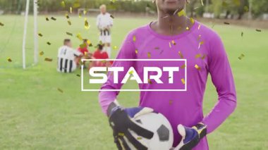 Futbol topu, START metin ve animasyon konfetisi olan oyuncu sahada. Spor, futbol, yarışma, atlet, kutlama, zafer