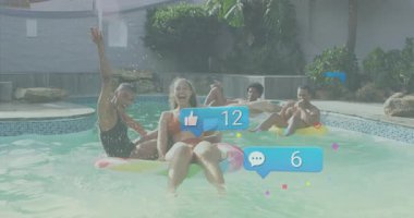 Sosyal medya bildirimleriyle havuzda dinlenen insanlar animasyonu örtüyor. Boş zaman, rahatlama, yüzme, yaz, tatil, dijital